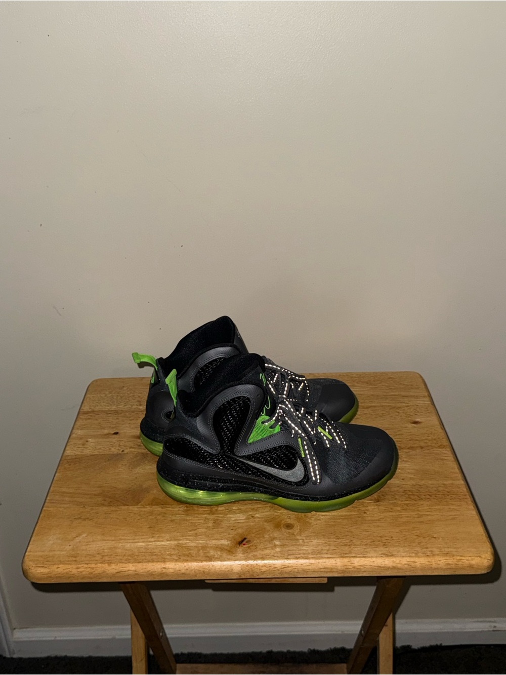 Size 7 Youth. Unisex. Nike LeBron 9 GS Electric Grey, Neon Green
